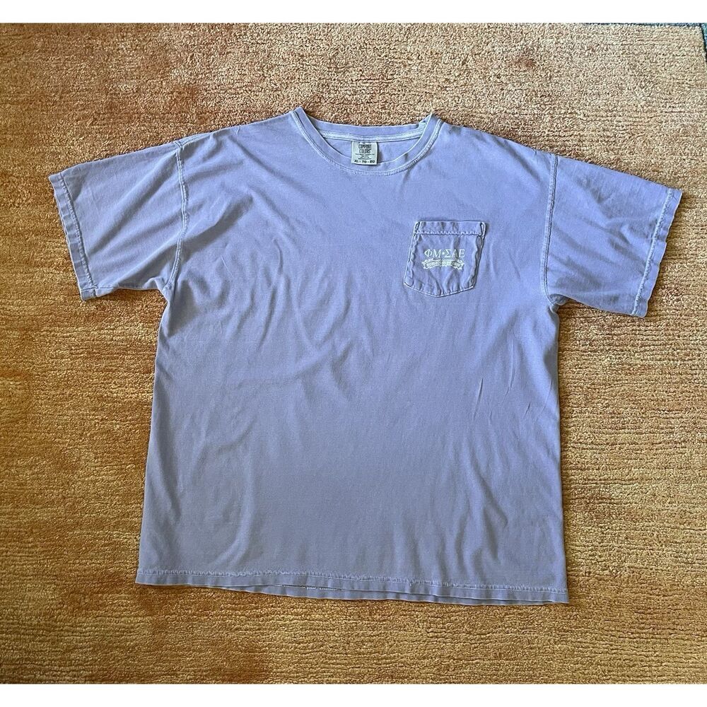 Comfort Colors Lavender Homecoming Graphic Pocket T-Shirt ΦΜΣΑΕ Men’s XL